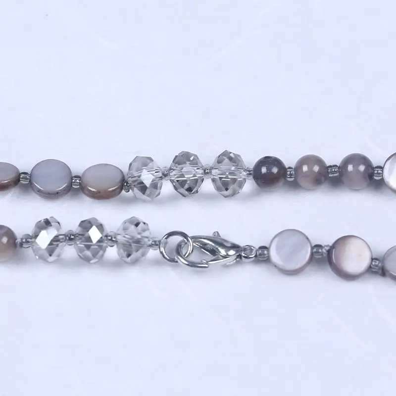 Современное ожерелье с серыми дисками и бусинами белыми гранями кристаллами