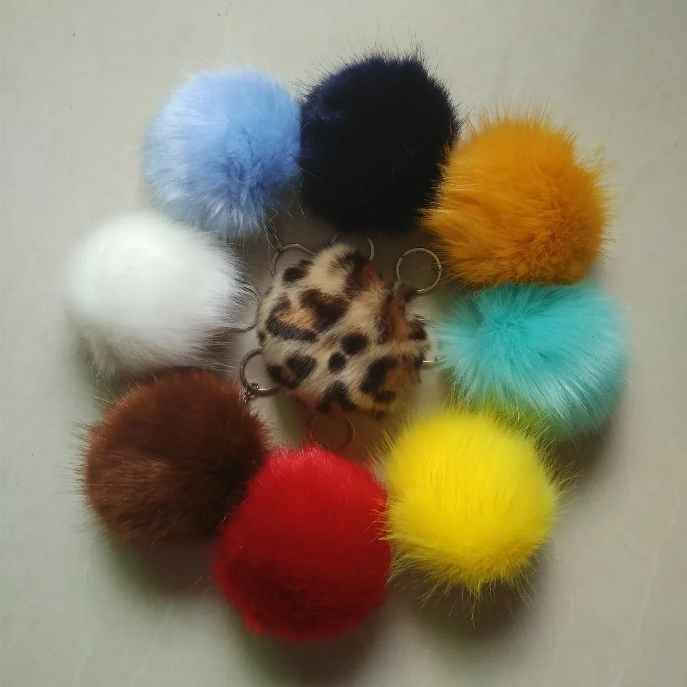Брелок с искусственным мехом и помпоном 10 см | Украшения аксессуары