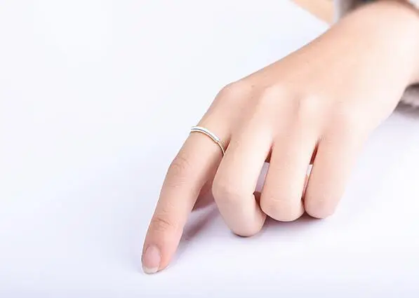 Женское стильное ювелирное изделие цельное кольцо из стерлингового серебра 925