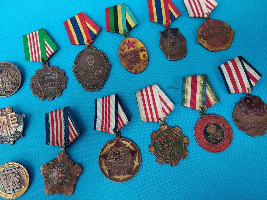 A Tumble of Vintage medal WWII period Military Medallion With character | Дом и сад
