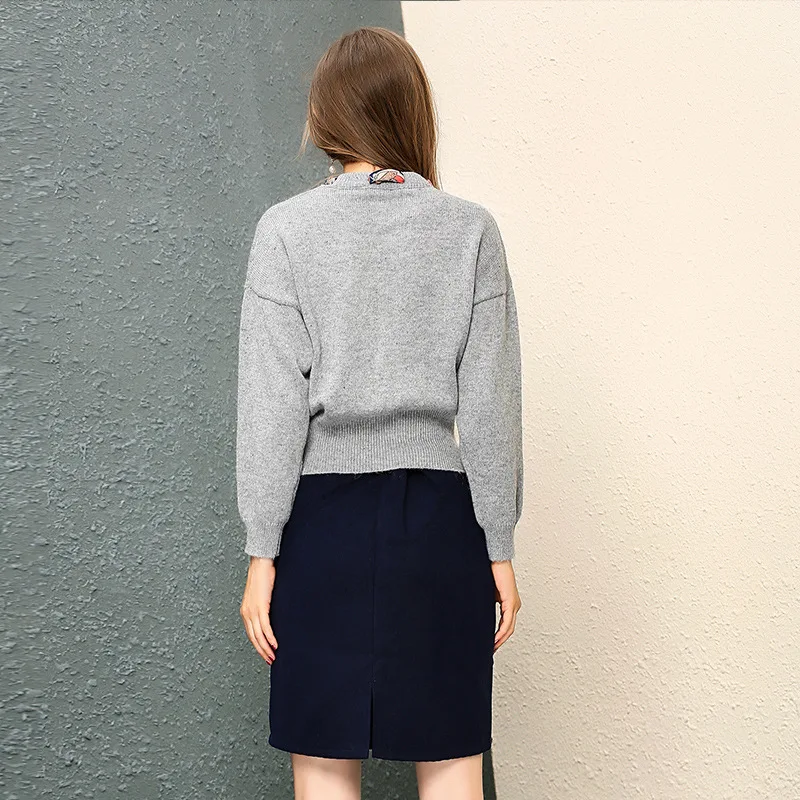 Женский зимний Трикотажный свитер с длинным рукавом и темно-синей юбкой модель