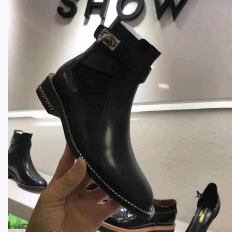 Ботинки Челси на шпильках с прострочкой круглым носком серебристая цепочка