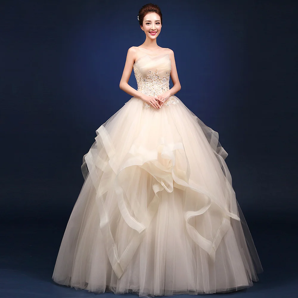 Кружевное бальное платье цвета шампанского с оборками на талии средневековое