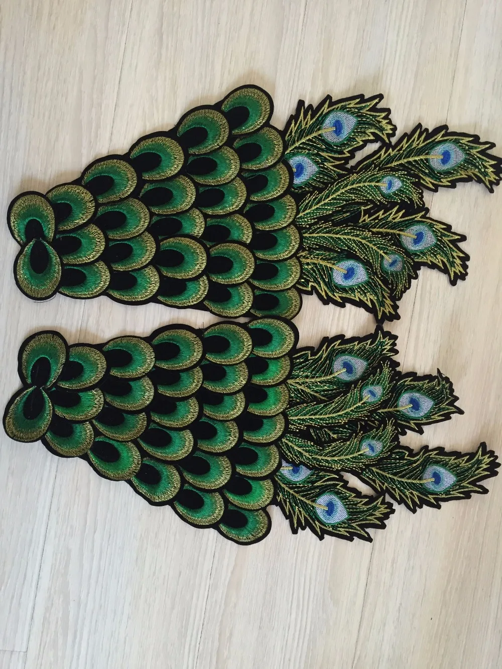 Кружевная нашивка с большими крыльями из ткани перьями павлина (пришивная)