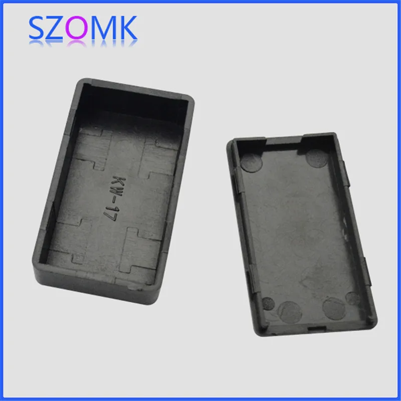 В комплекте 2 шт. маленький пластиковый корпус из АБС пластика в коробке черного и