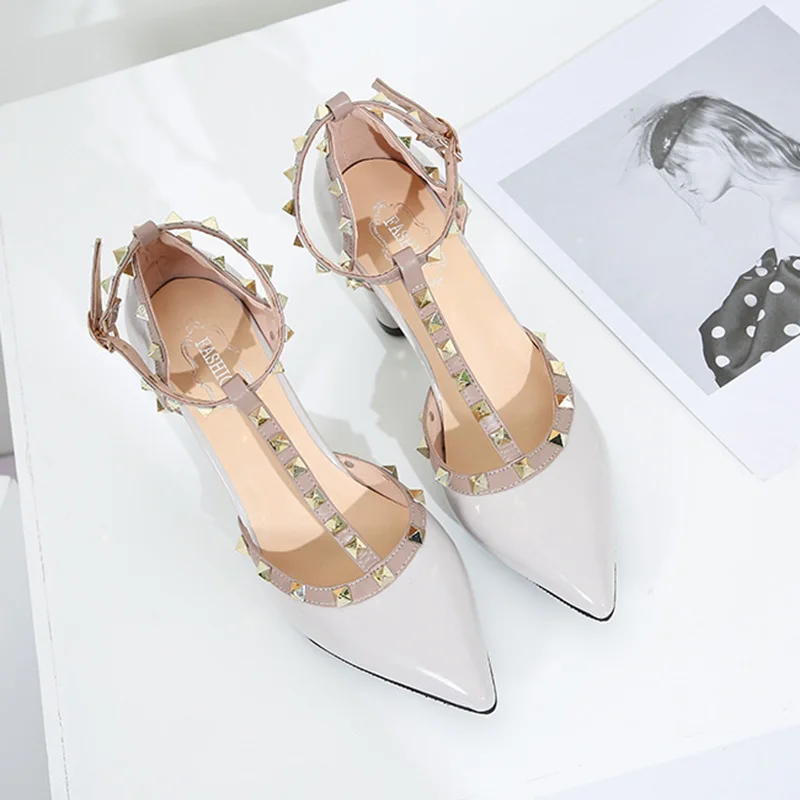 Женские сандалии на высоком каблуке черные с острым носком пряжкой и заклепками