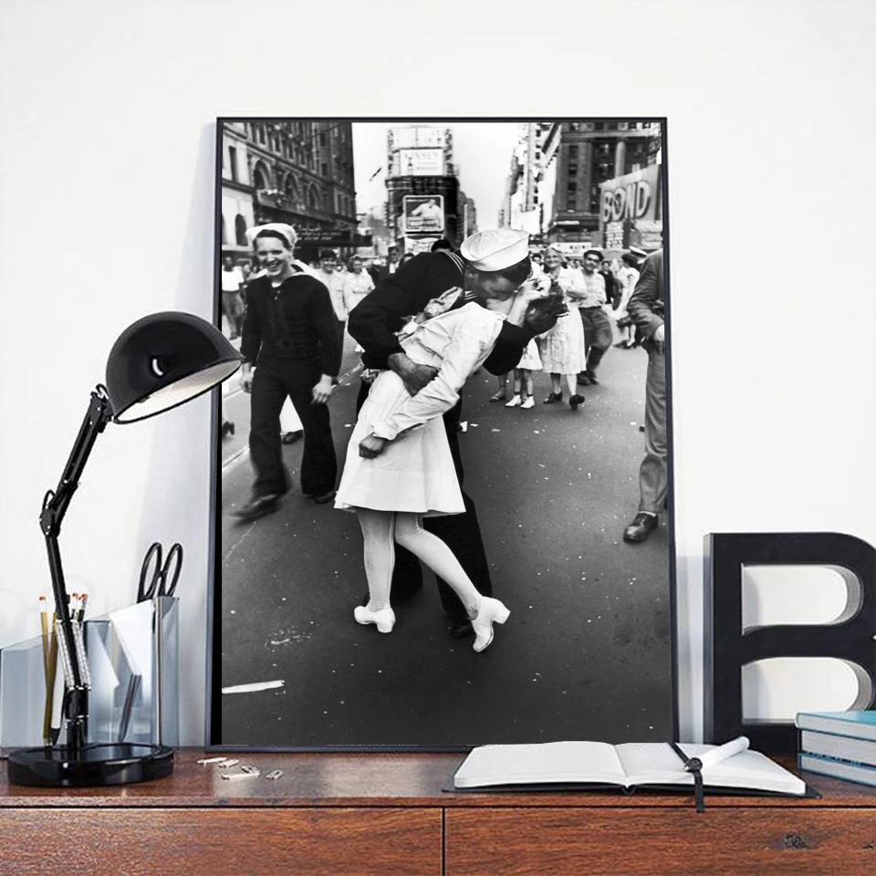 Классическая картина матросские поцелуи медсестры в Таймс квадратные плакаты и