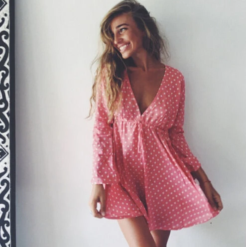 Стильное летнее женское платье с длинным рукавом треугольным вырезом и