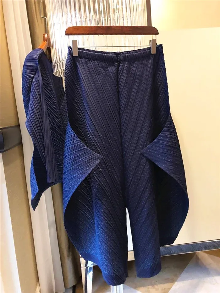 Miyake/ стиль; футболка с треугольным вырезом и рукавом три четверти в складку; брюки; два предмета;