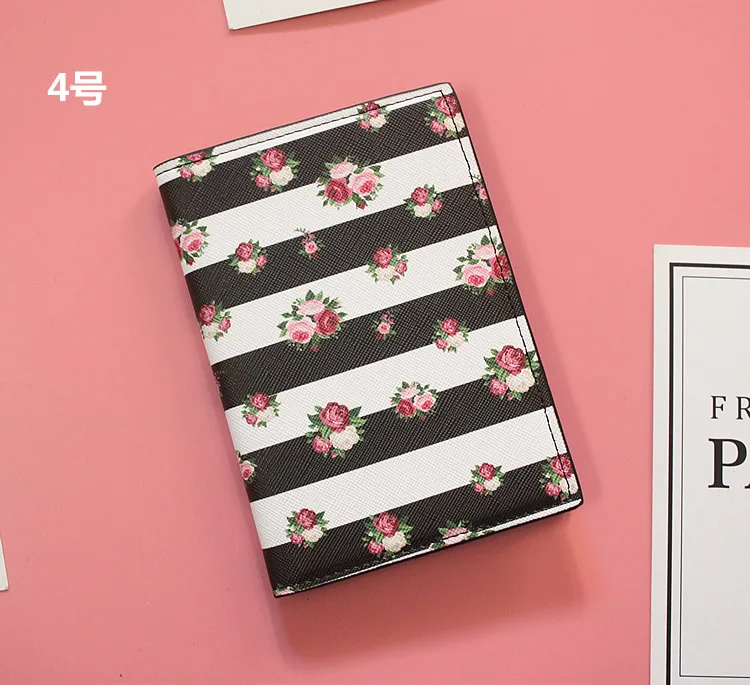 Black White Flower Прекрасный цветочный кожаный держатель для паспорта высокого качества с протекторами для банковских карт для паспорта Обложка как маленький подарок для девочек и мальчиков друг - Цвет: Black White Flower
