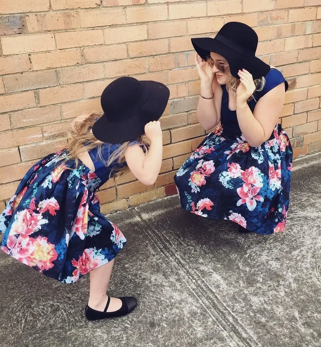 Летнее праздничное кружевное платье с открытой спиной и цветочным принтом для