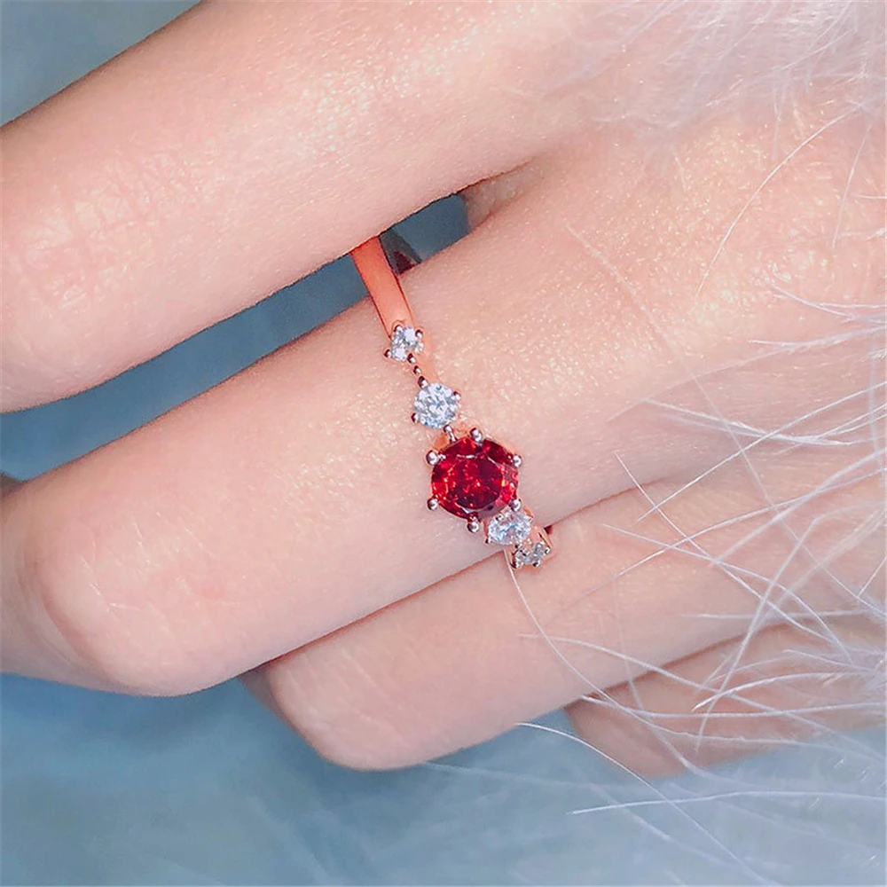 

LOREDANA Noble inlaid Red crysta ring simple fashion retro inlaid red zircon rose gold ring for women to create.Passionate love