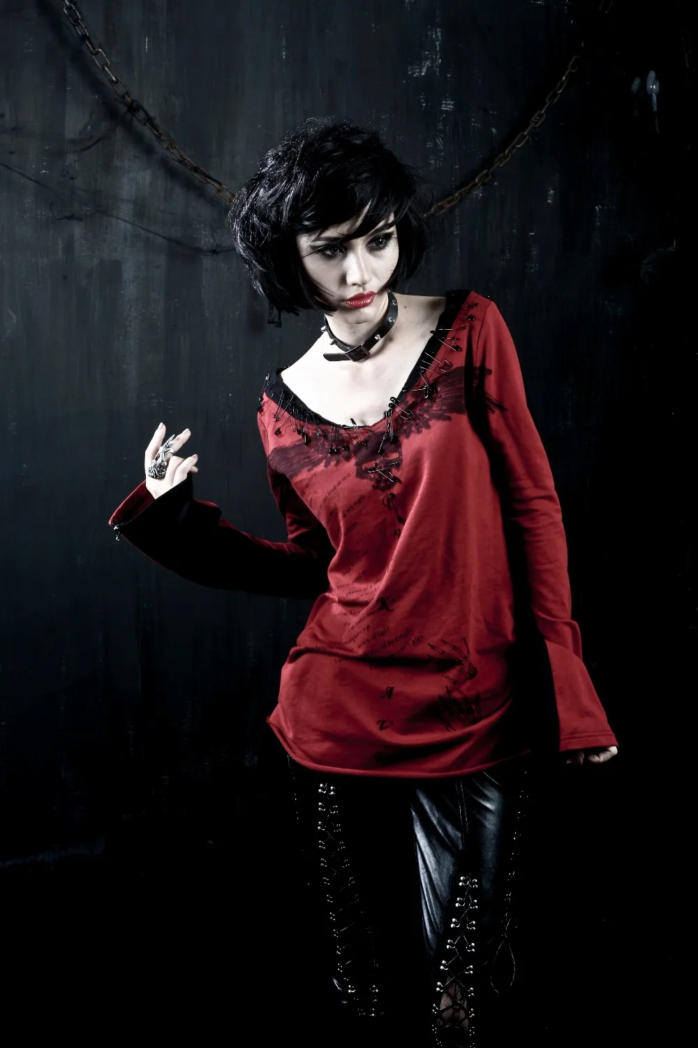 Черно красная хлопковая футболка с длинными рукавами в стиле панк рисунком