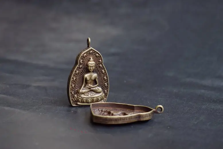 

China's archaize brass Sakyamuni Buddha Small box pendant