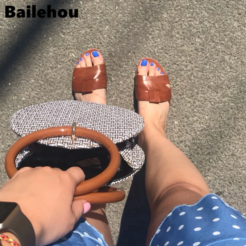 Женские летние шлепанцы Bailehou леопардовые на плоской подошве с круглым носком в