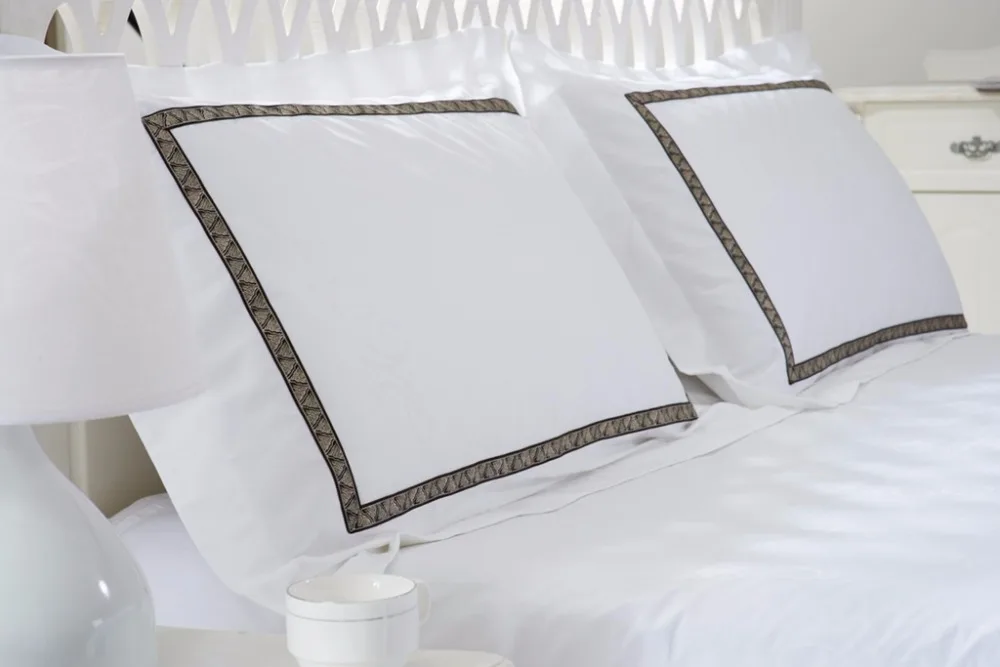 melhor Tarja Preta 100% Algodão Acetinado Branco Puro Conjuntos De Cama Do Hotel De Luxo Rainha Rei Suave Sentimento De Seda Folha De Roupa De Cama Set Capa De Edredão