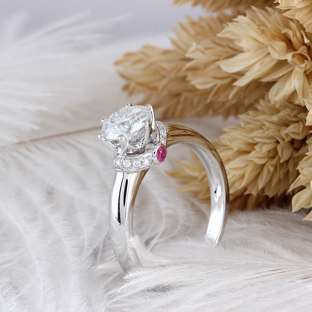 DovEggs 18K 750 White Gold 1ct Diameter 6.5mm F Color Lab Grown Moissanite Engagement Ring With and Ruby Accents | Украшения и