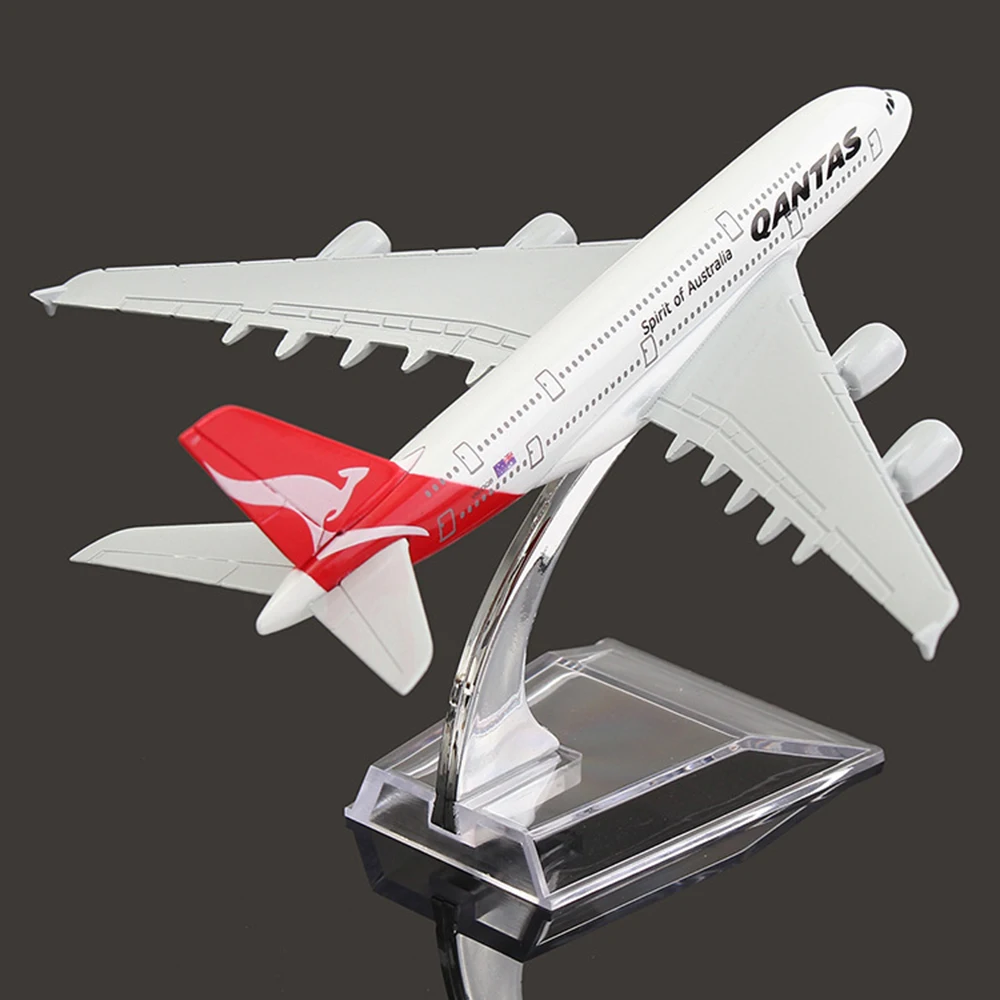 Металлическая модель самолета. Игрушка самолет Airbus a380. Самолёт из металла a380. Qantas, модель самолета. Qantas игрушка самолет.