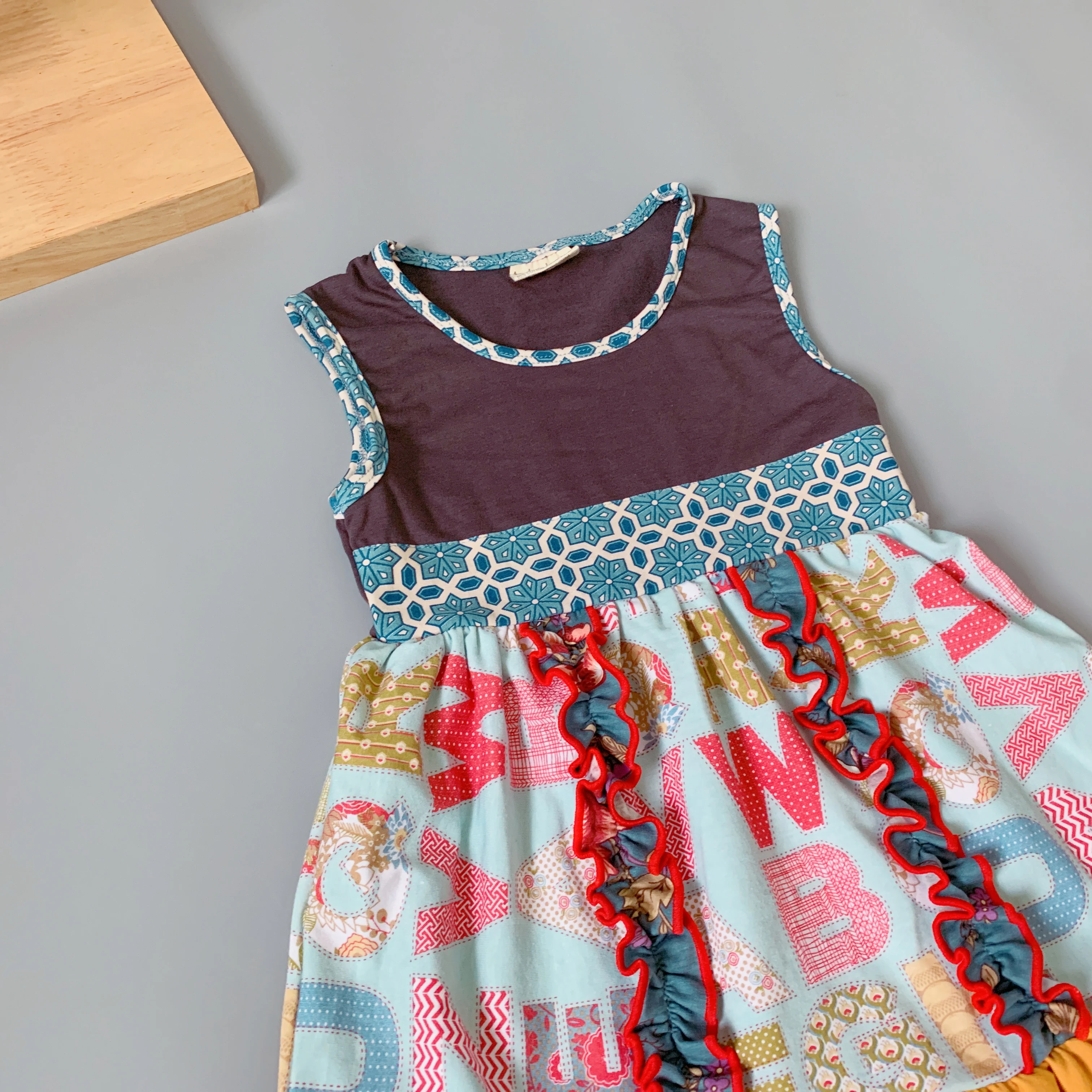 Летнее темно-серое классическое дизайнерское платье с оборками и буквами