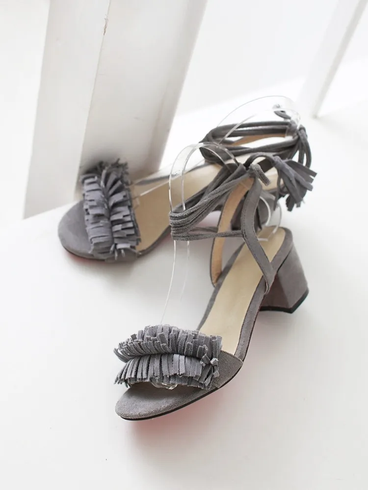 2016 г. Женские сандалии на среднем квадратном каблуке с кисточками шнуровке узлом