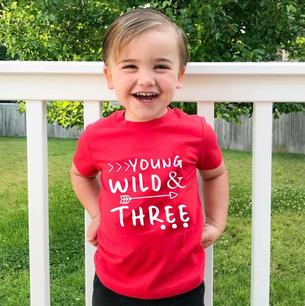 Young Wild и Three/футболка для детей ясельного возраста рубашка на 3 дня рождения Милая рубашка для мальчиков и девочек топы, модный стиль, детский праздничный подарок