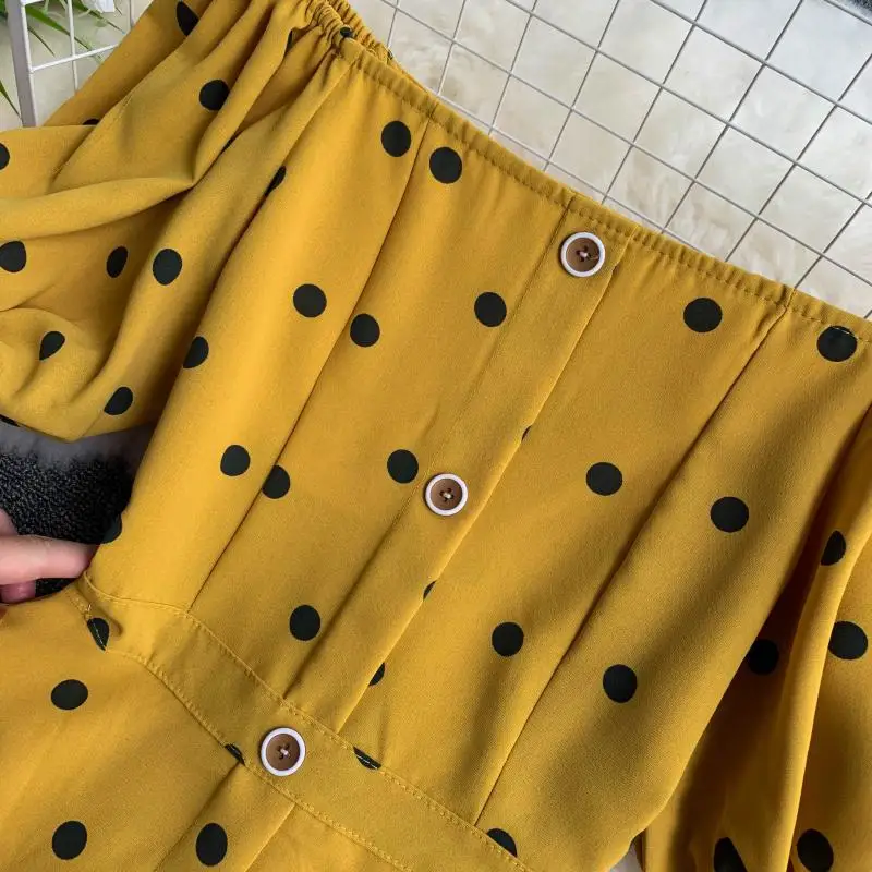 Женское платье с открытыми плечами облегающее ТРАПЕЦИЕВИДНОЕ в горошек пышными