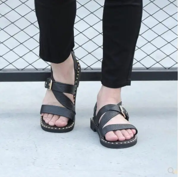 

Cross-strap Mens Fashion Gladiator Sandals Flats 2018 Summer Genuine Leather Beach Flats Sandals Studs Cool Shoes Sandalias