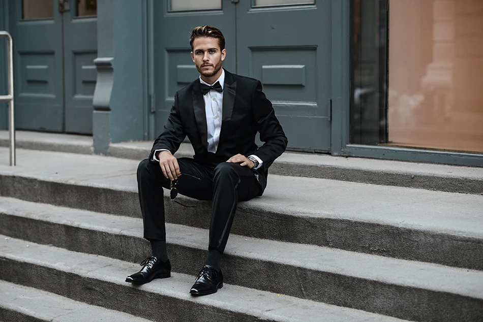 Черный на одной пуговице приталенный для свадьбы жениха деловой мужской костюм