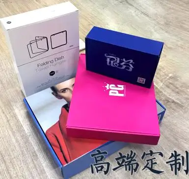 

Логотип из золотистой фольги черная почтовая бумага, коробка из гофрированного картона