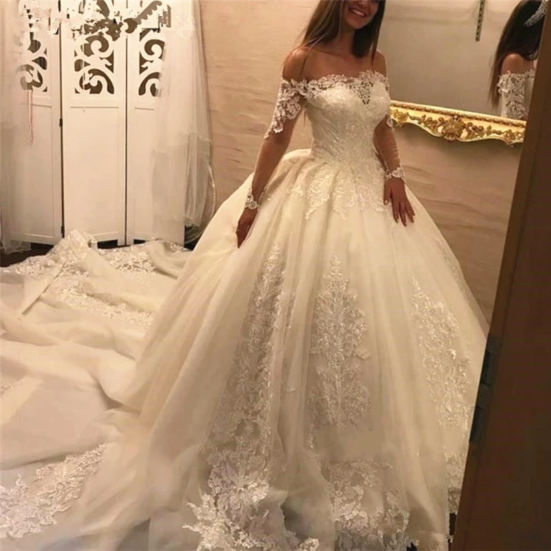 Сексуальное платье с открытыми плечами цвета слоновой кости длинным шлейфом