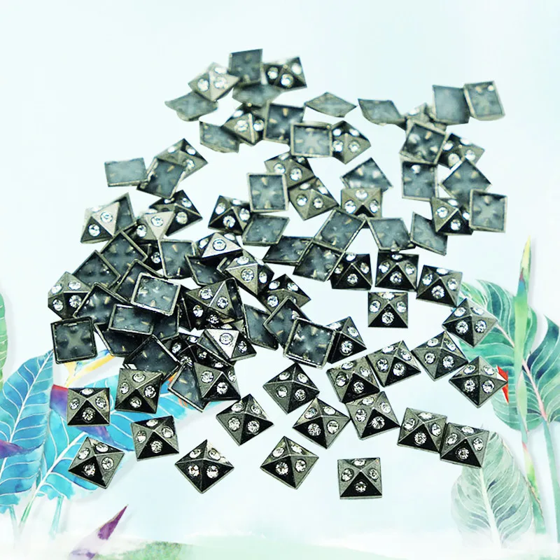 На квадратном каблуке с заклепками не требующей горячей фиксации заклепки 8 мм