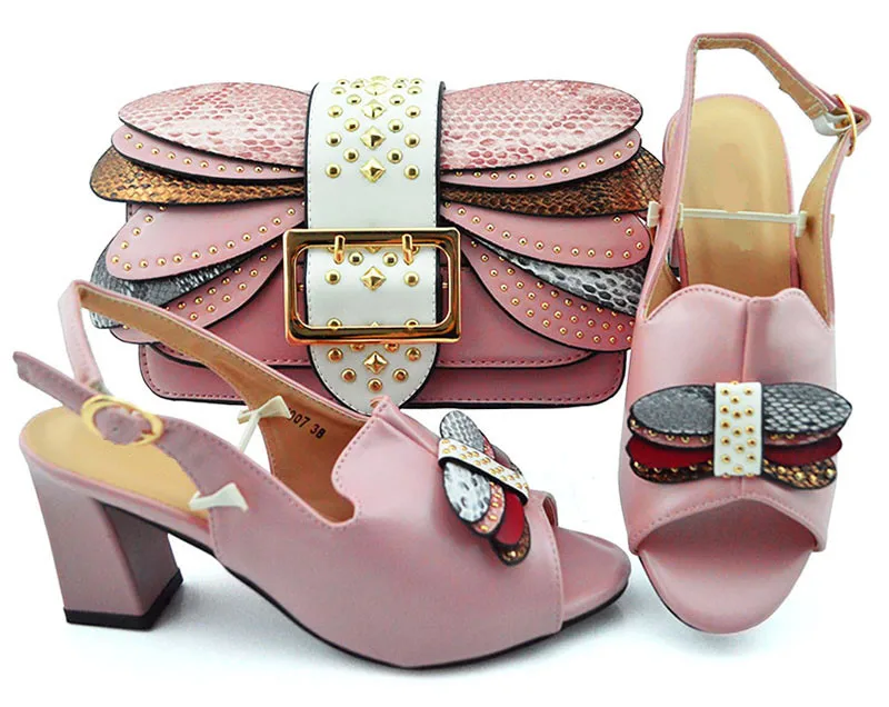 Модные белые женские туфли лодочки с металлическим украшением комплект из обуви