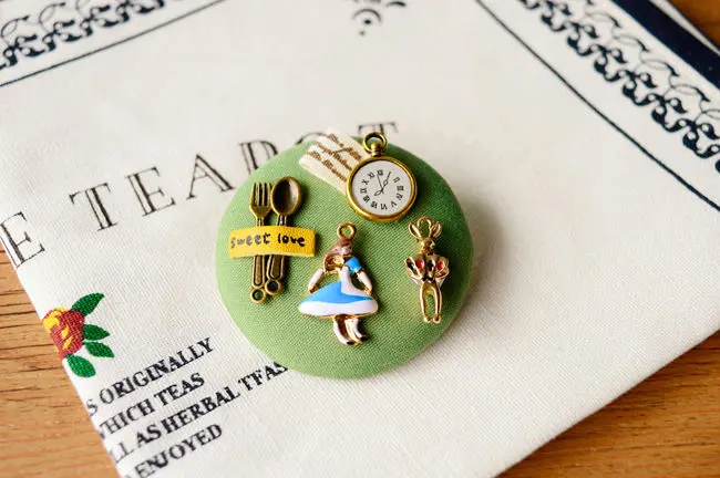 Фильм Алиса в стране чудес вечерние Ювелирное Украшение брошь виде булавки Kingsley