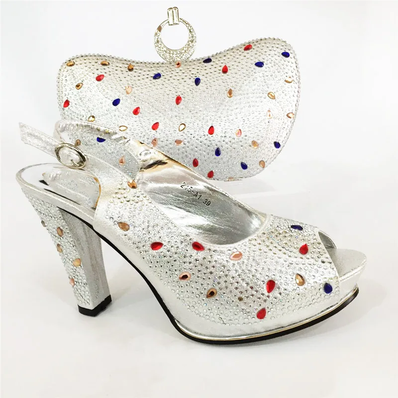 Комплект из обуви и сумки на высоком каблуке в итальянском стиле для зрелых