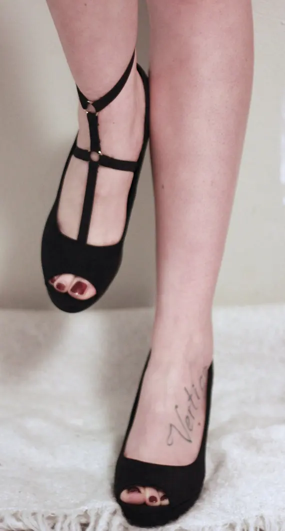 Горячая продажа Элли Треугольная рама бюст бондаж для ног ремень Готический