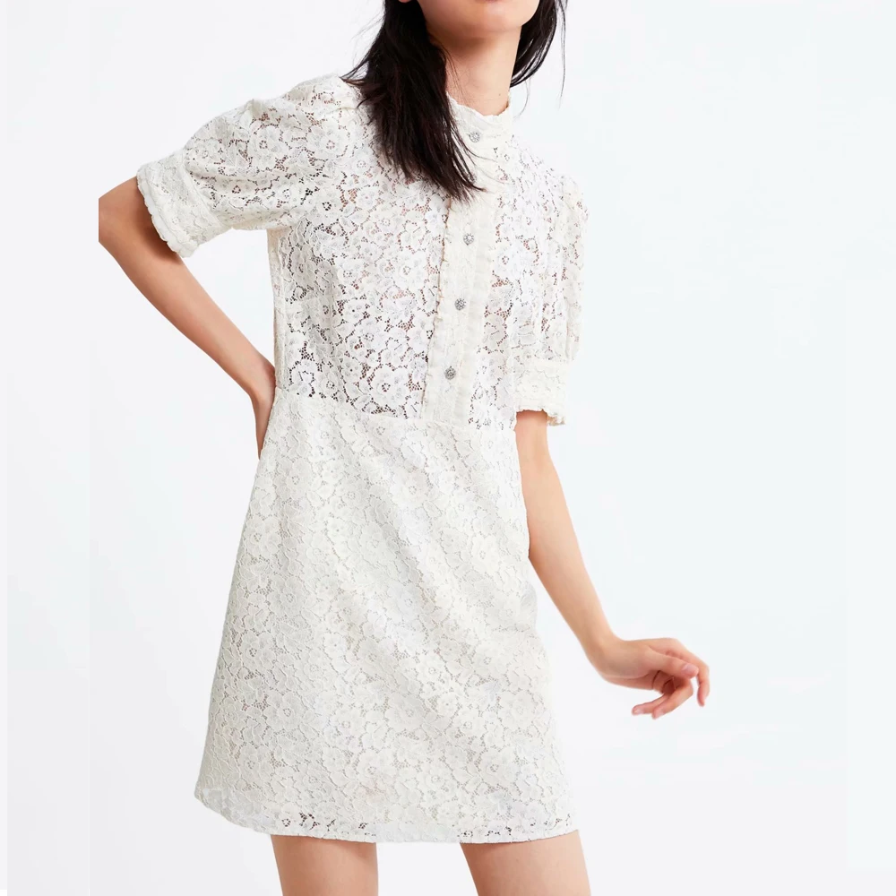 Женское кружевное платье с высоким воротником и рюшами короткими рукавами