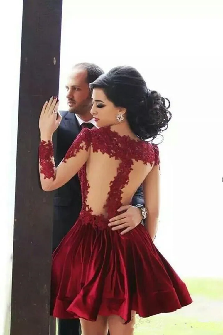 Модное короткое платье для выпускного вечера с прозрачной тюлевой спиной и