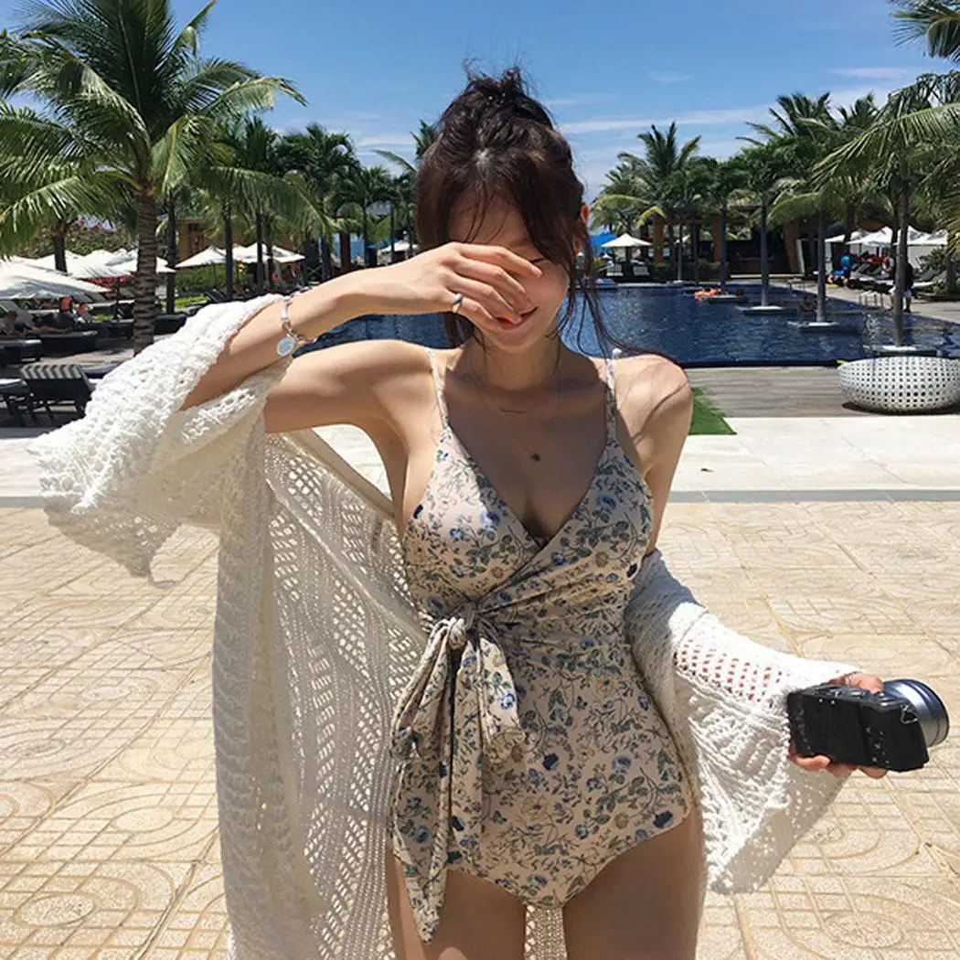 Женский сексуальный купальник на завязках с v образным вырезом зеленый бежевый