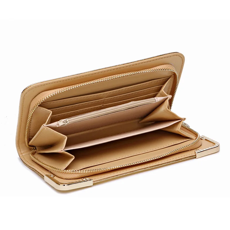 Роскошная сумка клатч от известного бренда золотистого и серебристого цвета из