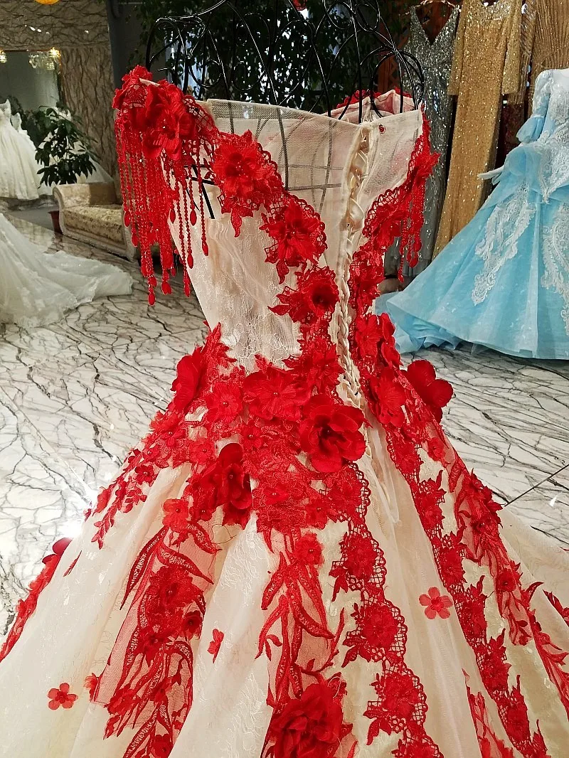 Вечернее платье с красным цветком и открытыми плечами на шнуровке круглым