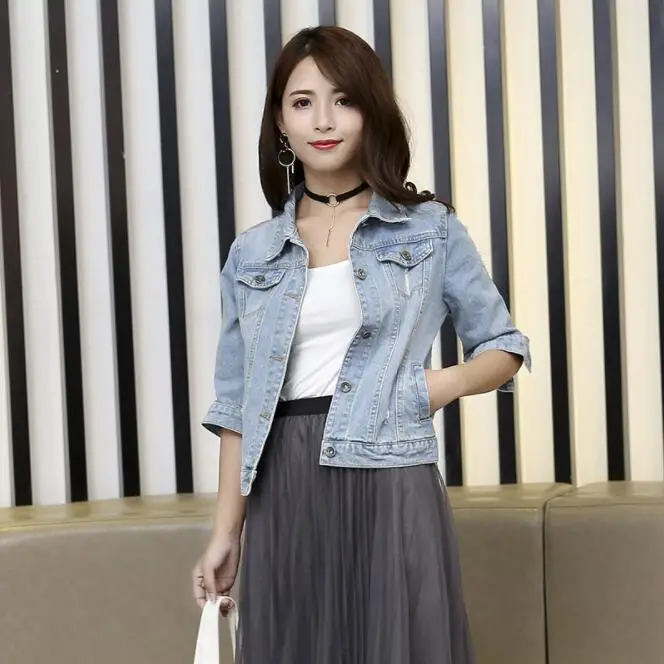 Женская джинсовая куртка короткая летняя с рукавом семь точек светло-голубая