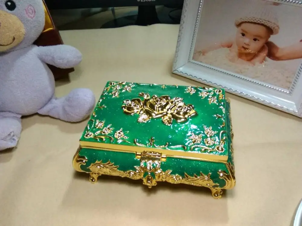 gold and green Классический металлический показ ювелирных изделий из оловянного сплава в европейском готическом стиле для королевы, Сувенирная Коробка для украшения на память, чехол для ювелирных изделий синего цвета Z003B - Цвет: gold and green