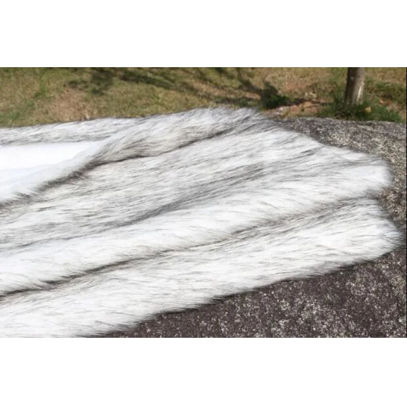 Хорошая ткань из искусственного меха черно-серого цвета с ворсом длиной 4-5 мм, подходящая для изготовления воротников, декоративных элементов одежды и других ремесел.