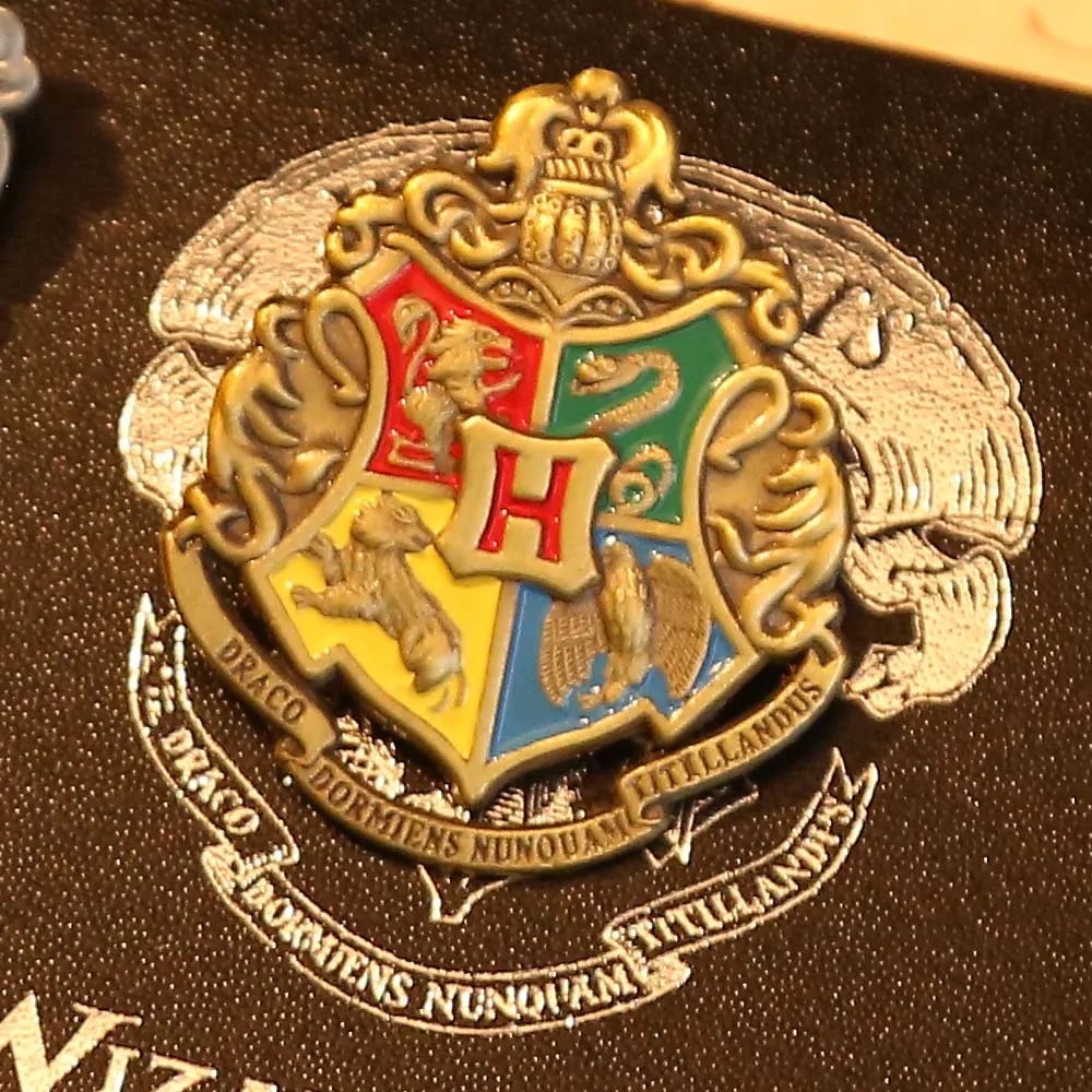 Hp Гарри Гриффиндор Ravenclaw Слизерин брошь хаффлпаф значок-булавка на подарок коробка вечерние подарки дети вентиляторы Рождество