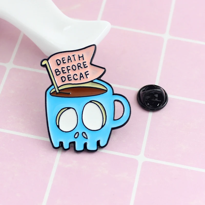 Мультяшный синий череп кофейная чашка эмалированная брошь Death BEFORE decaf' Хэллоуин