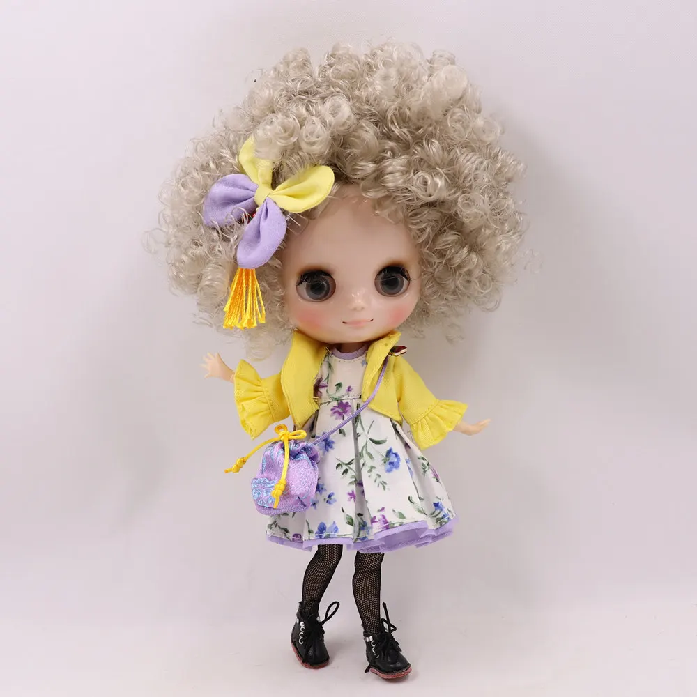 Кукла Middie Blyth желтое пальто с цветочным платьем фиолетовой сумкой и чулками