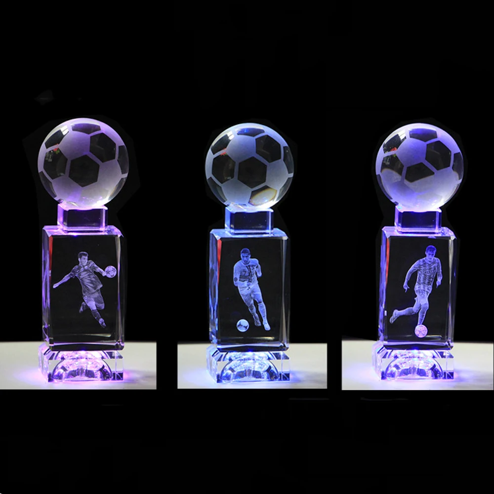 Beste 3D Soccers Laser Gegraveerde Quartz Crystal Glass Led Licht Kubus Beeldjes Kristallen Miniaturas Voetbal Fans Souvenirs Voetbal Gift