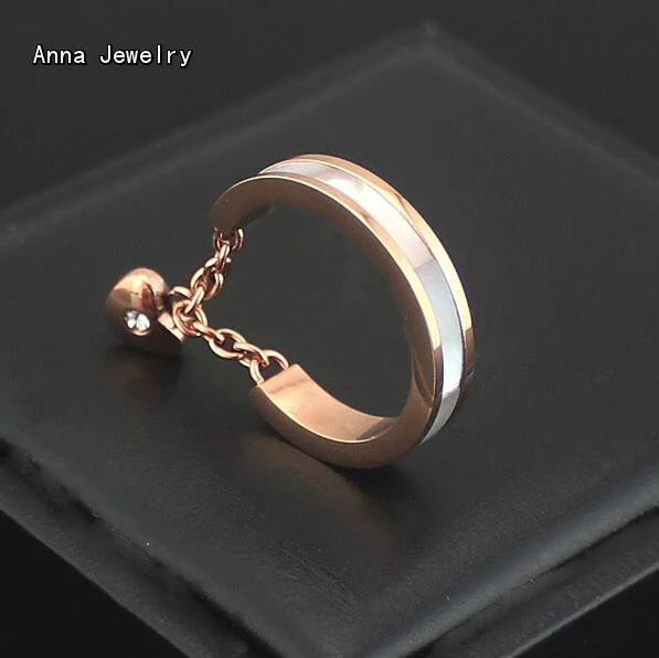 Кольцо в романтическом стиле с сердечком розовое золото сталь белым корпусом.