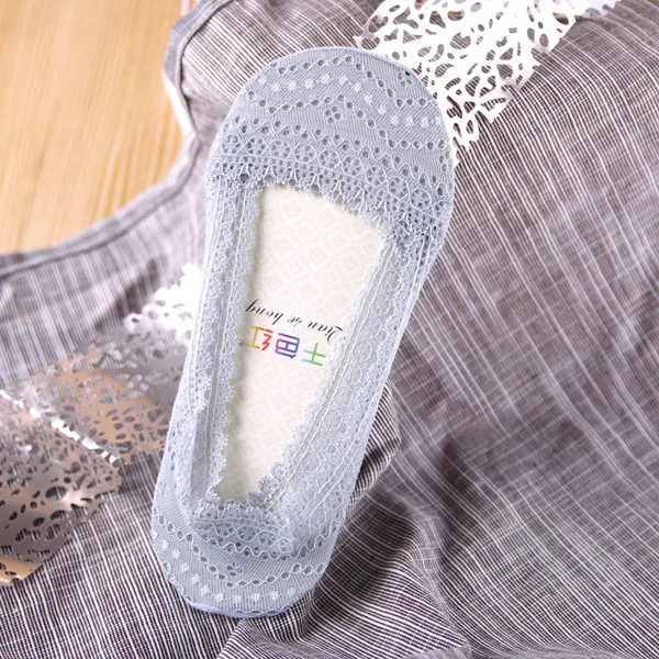 Light Gray Женские летние носки с цветочным узором; японские невидимые лодочки с низким вырезом и кружевом; женские нескользящие силиконовые носки; Meias - Цвет: Light Gray