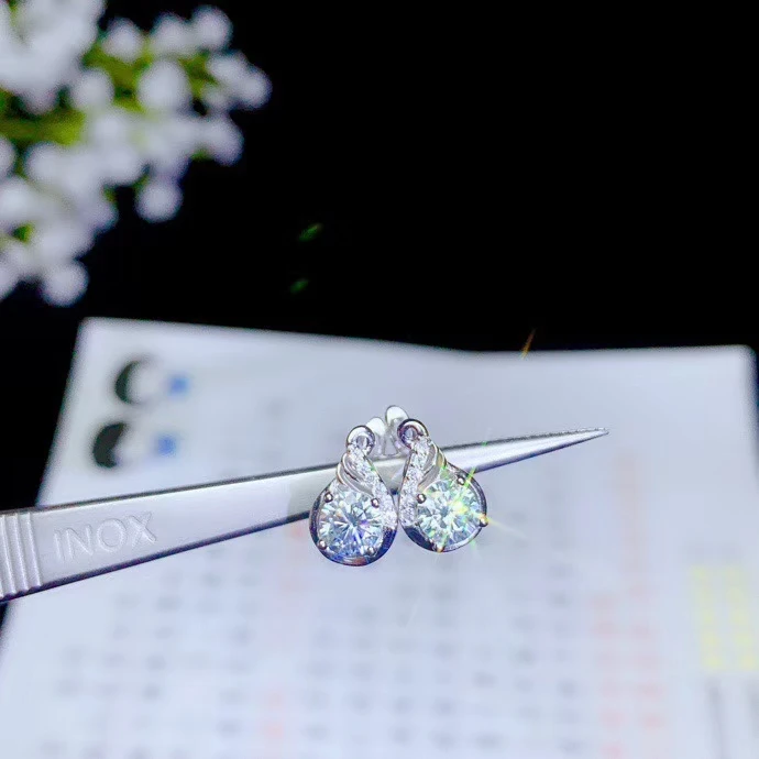 Женские серьги с драгоценным камнем moissanite привлекательным символом из